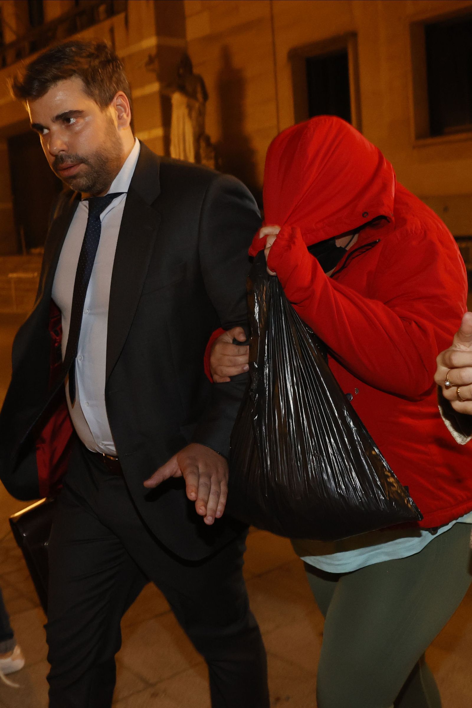 La joven que secuestró el bebé en Bilbao abandona los juzgados con su abogado.