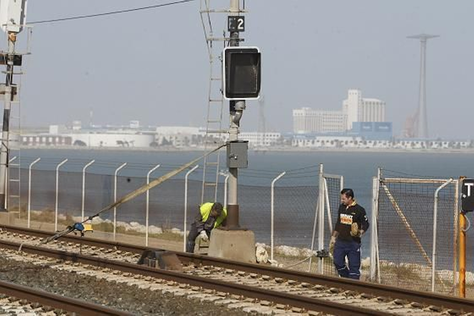La noche de viento y lluvia se salda con múltiples destrozos en la capital.   Foto: Jose Braza