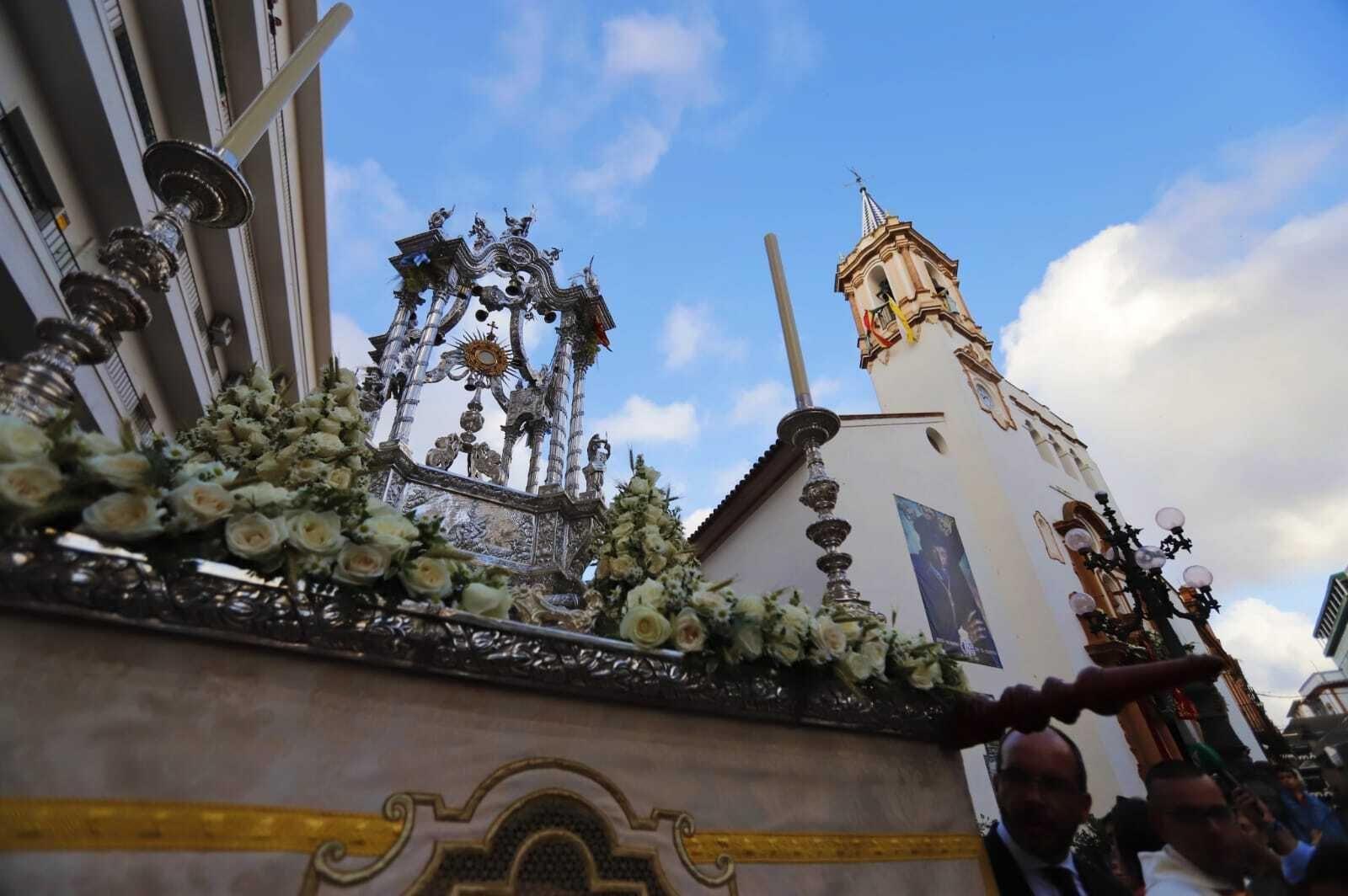 La procesión del Corpus Christi saliendo de la parroquia de La Concepción.
