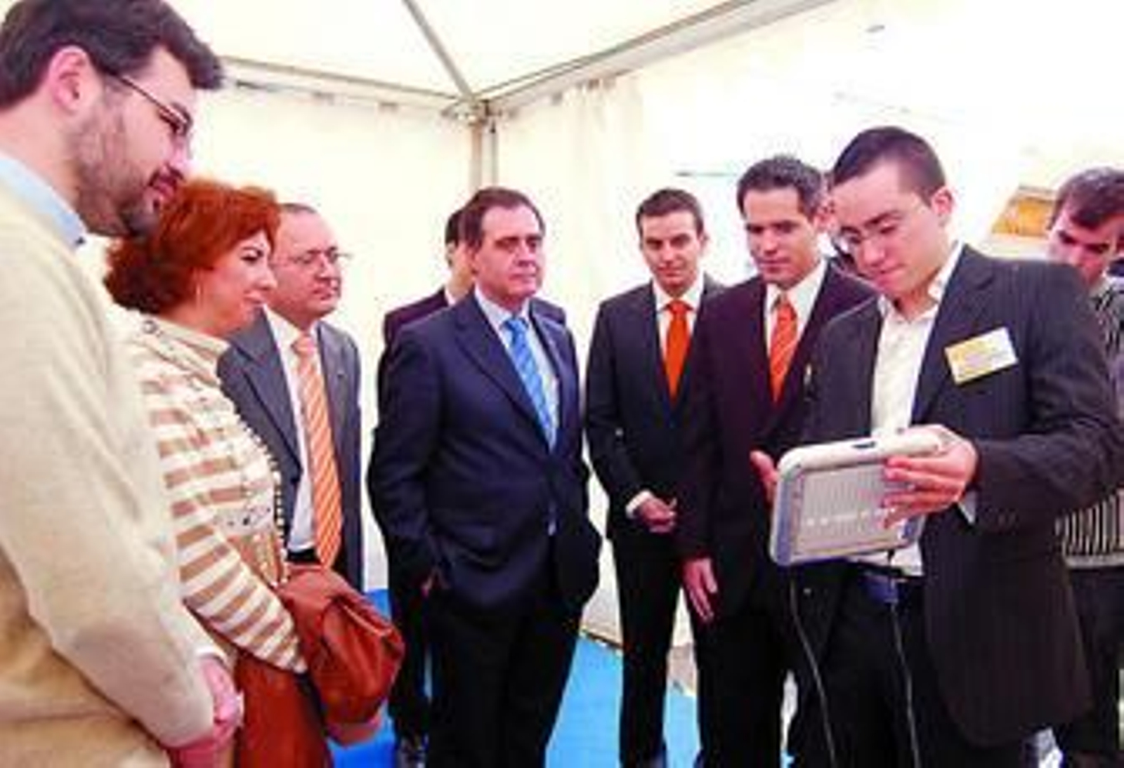 El organizador de Imaginática, Francisco Montero, explica el funcionamiento de un 'Tenori-On'.