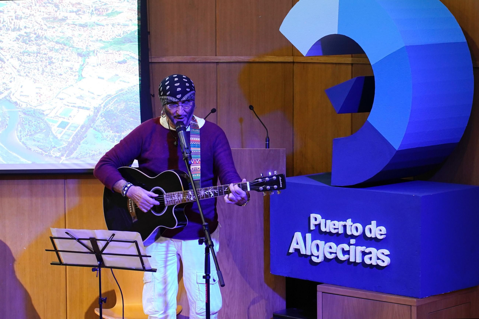 Fotos de la entrega del premio Ateneo José Román de Algeciras 2025 a Juan Moya