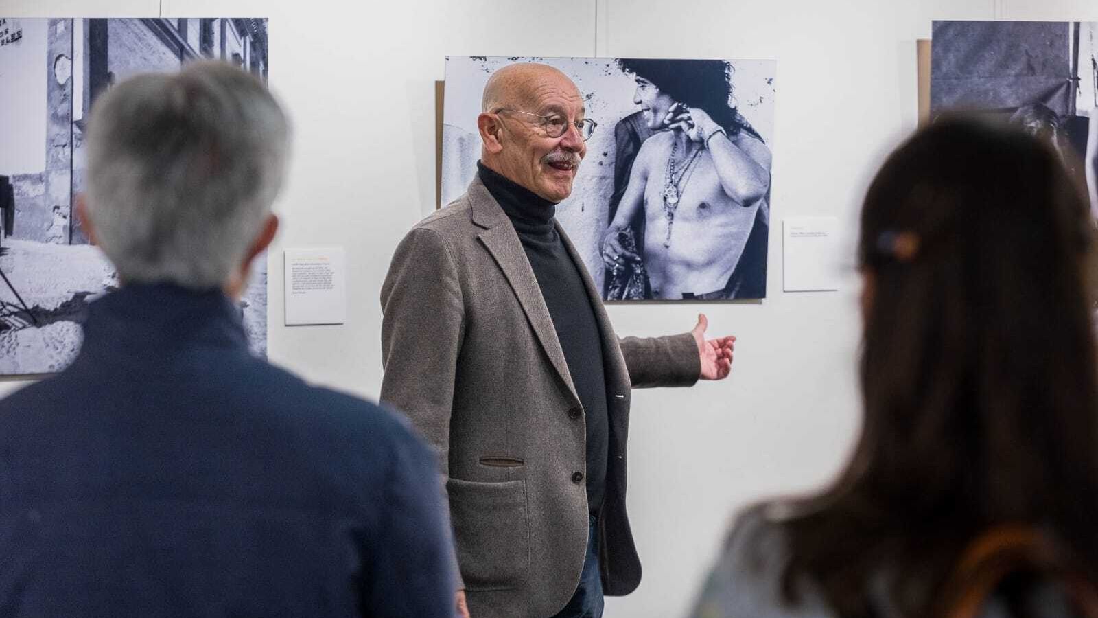 Pablo Juliá habla de algunas de las imágenes de la exposición.