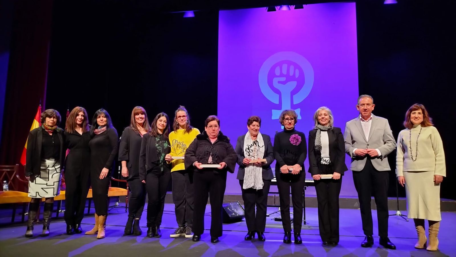 El alcalde y la concejal con los homenajeados.