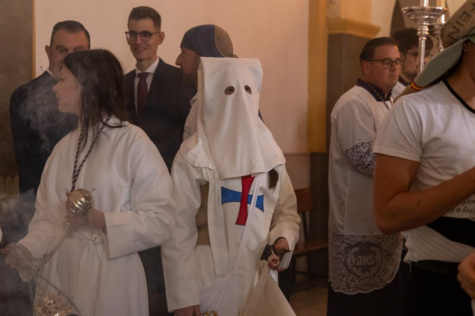 El Miércoles Santo inicia la tarde con los nazarenos trinitarios del barrio de Santa Isabel