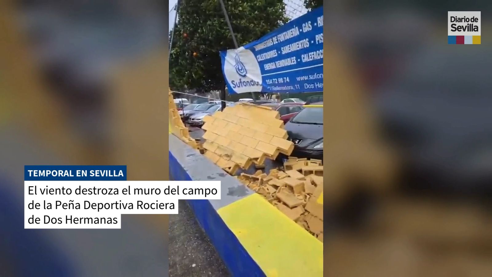 El viento destroza el muro del campo de la Peña Deportiva Rociera de Dos Hermanas