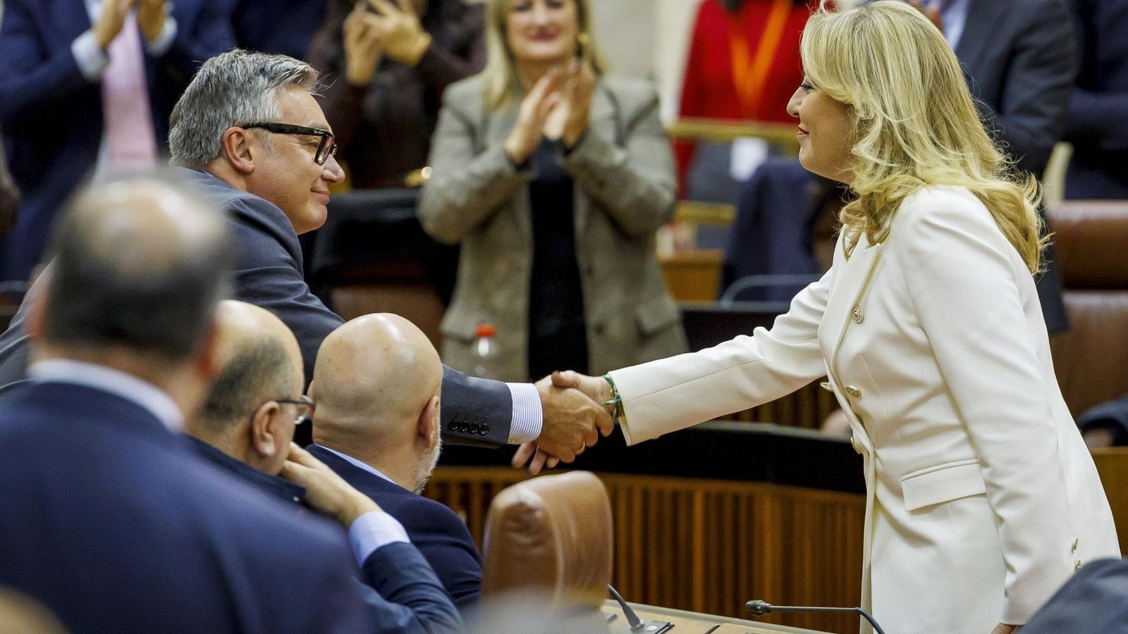 La consejera de Hacienda, Carolina España, saluda al portavoz de Vox, Manuel Gavira, al terminar la sesión.