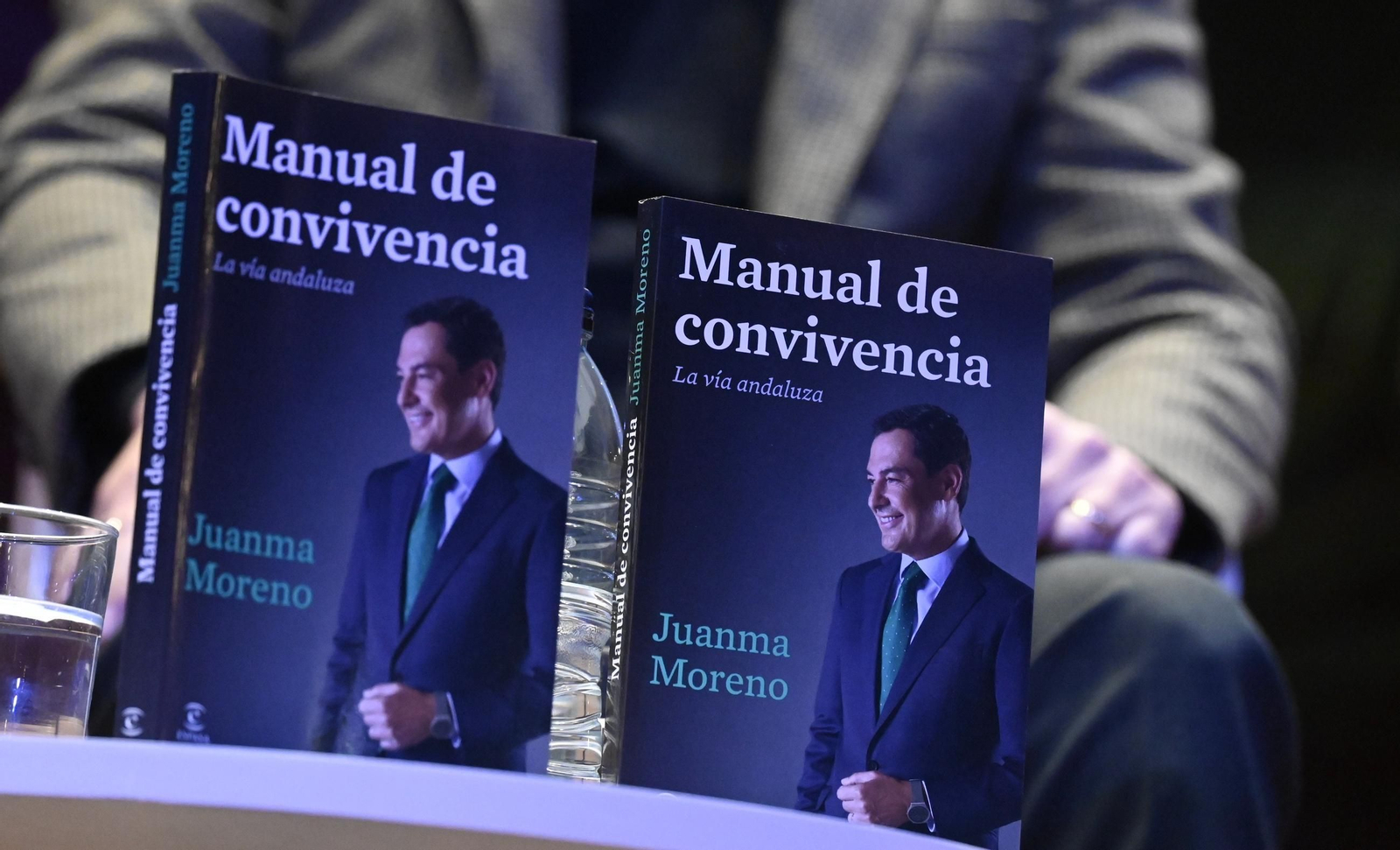 Juanma Moreno presenta en Córdoba su libro 'Manual de convivencia', en imágenes
