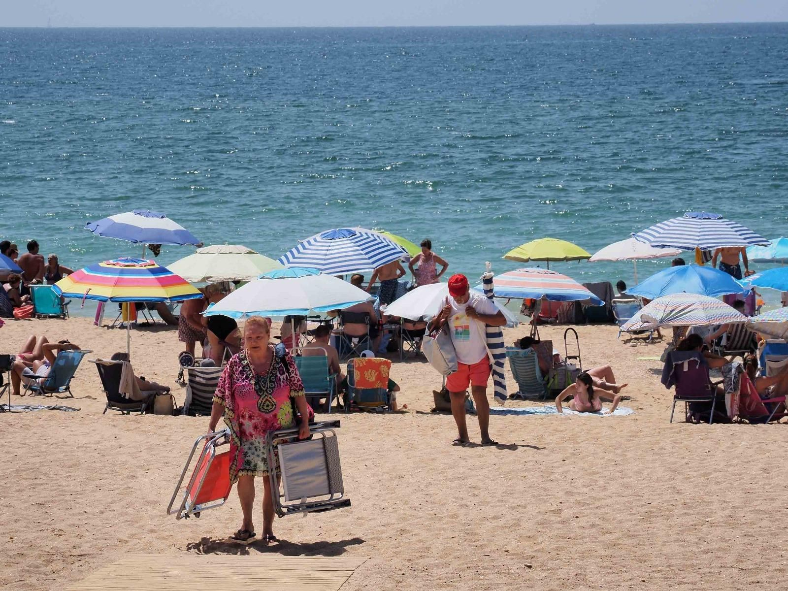 Ambiente de la playa de Islantilla una tarde de verano