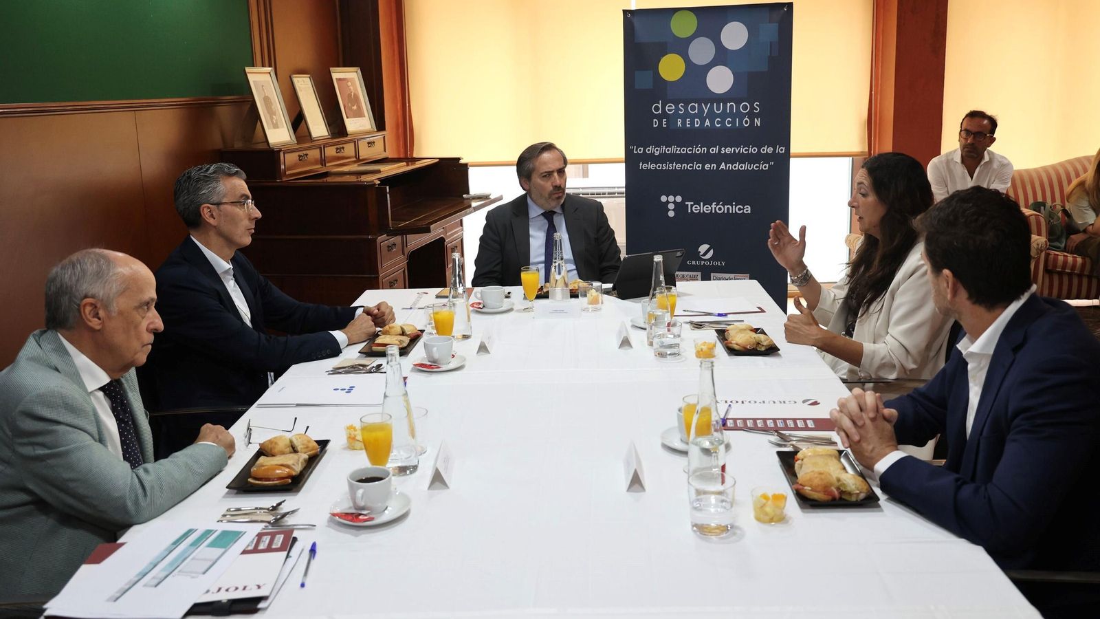 Un momento del desayuno informativo sobre teleasistencia avanzada, celebrado en la sede de Diario de Sevilla. Un momento del desayuno informativo sobre teleasistencia avanzada, celebrado en la sede de Diario de Sevilla.