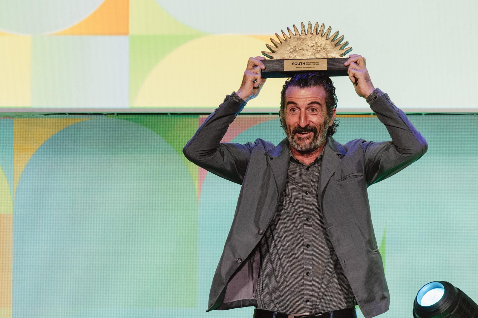 El actor Luis Zahera tras recoger el premio que le entregó el South de Cádiz en la edición de 2023.