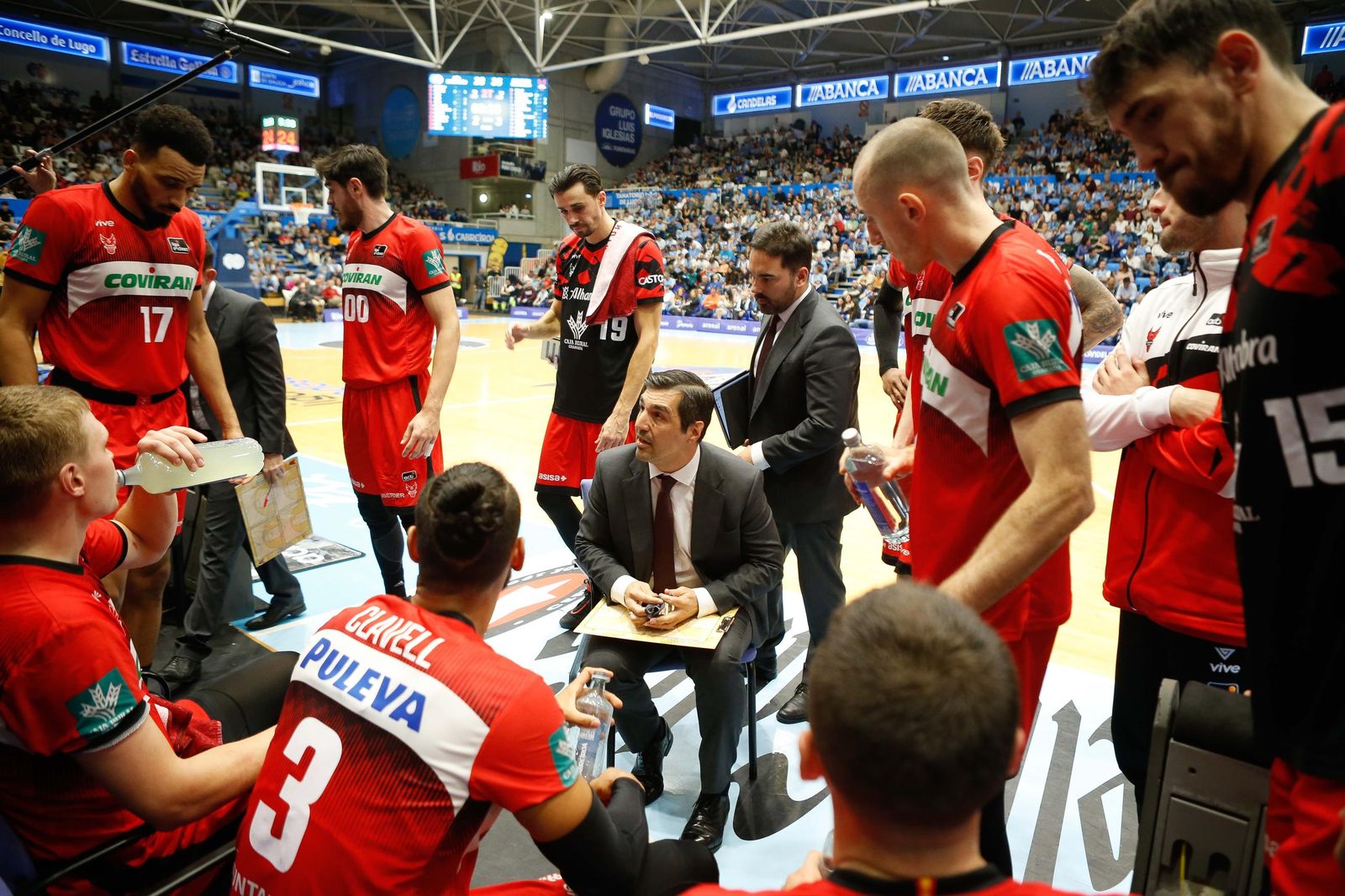 Los rojinegros en un tiempo muerto contra Breogán