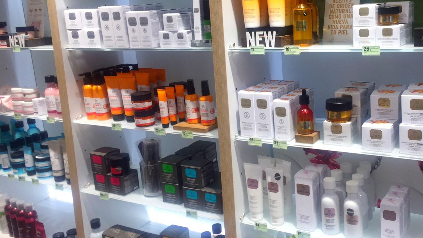 Algunas de las líneas de cuidado facial de The Body Shop en su tienda de la calle Sierpes.