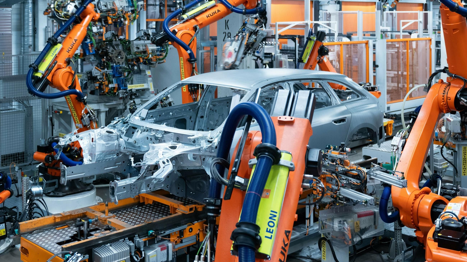 Bruselas propone permitir una producción "limitada" de coches de combustión más allá de 2035