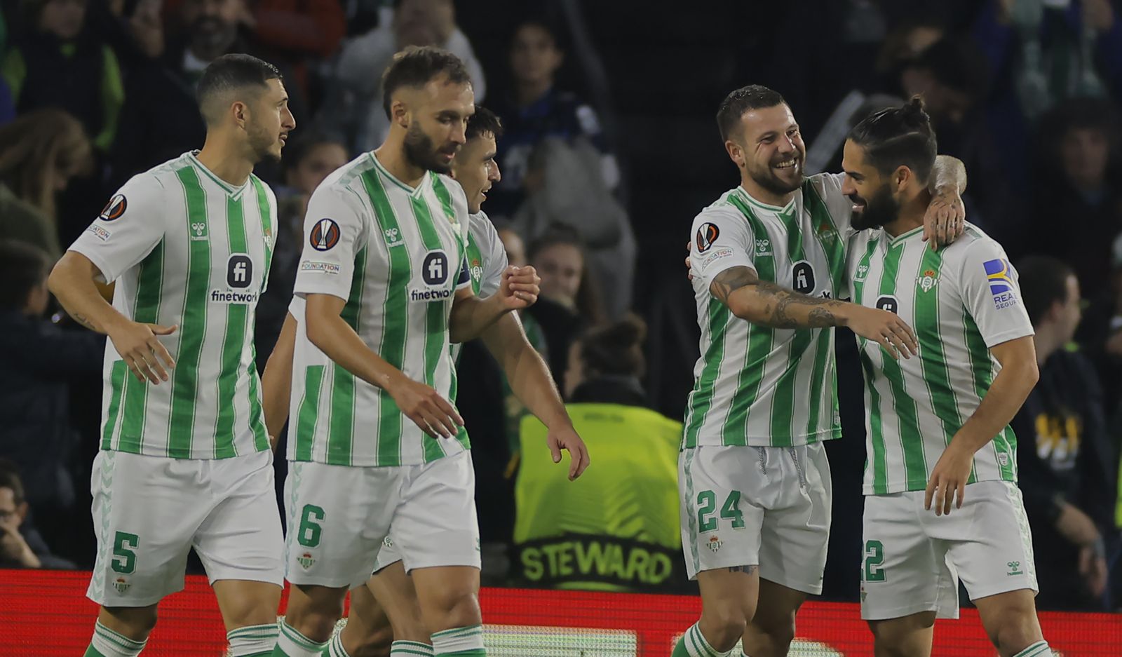 Ruibal celebra el gol con sus compañeros.
