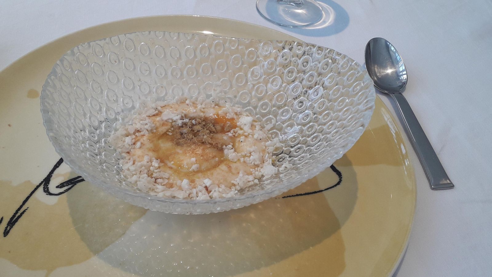 Huevo de campo con crema de coliflor y vinagreta de jerez y semillas.