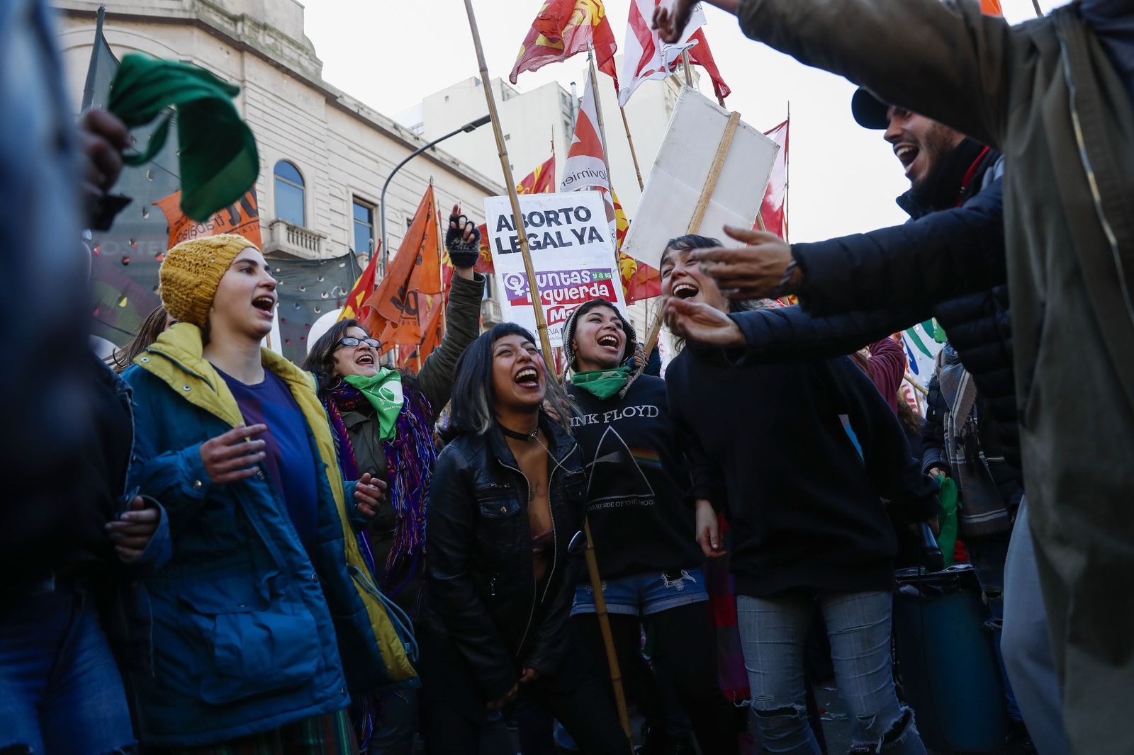 Festejos ayer en Buenos Aires por la aprobación de la despenalización del aborto por parte de la Cámara de Diputados.