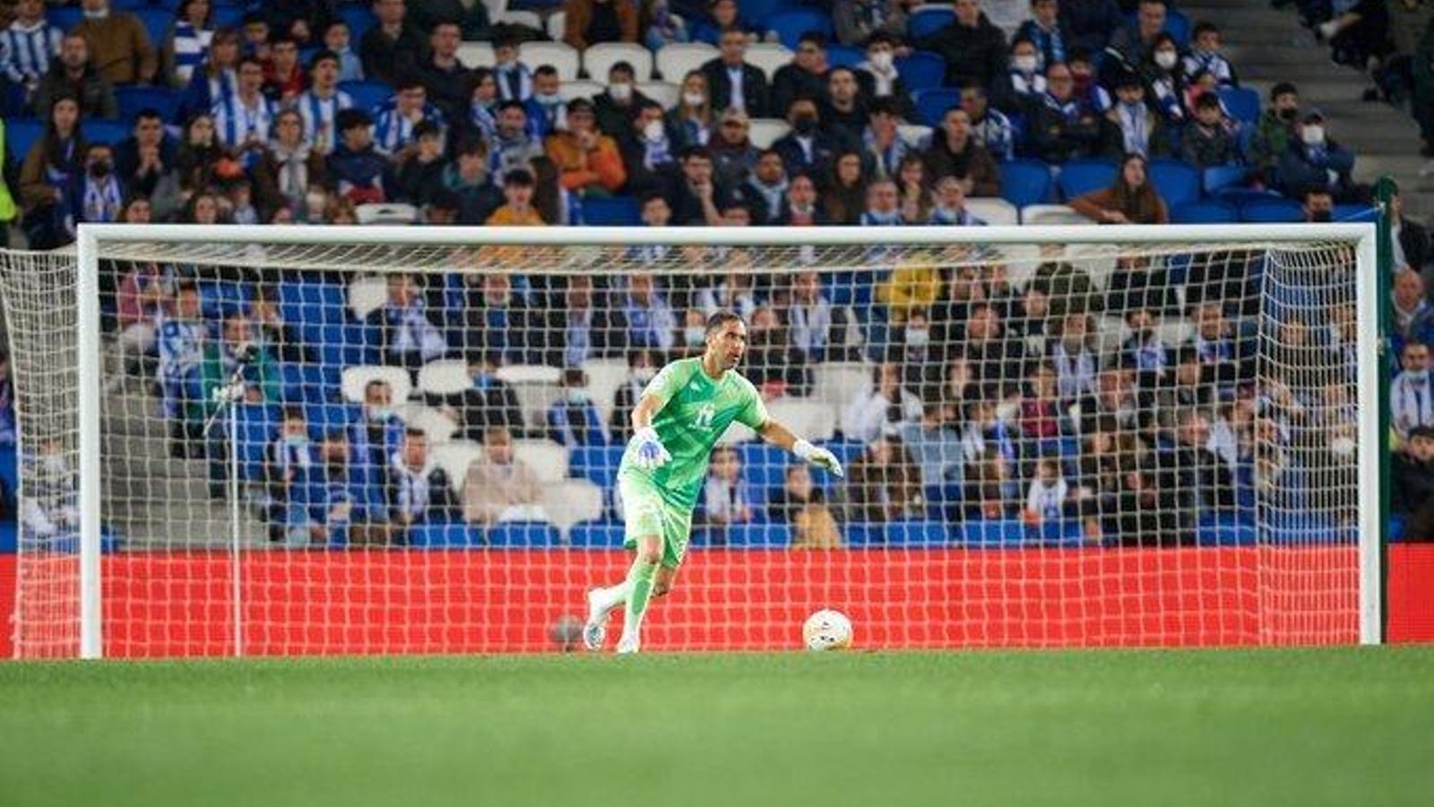 Claudio Bravo se dispone a golpear la pelota.