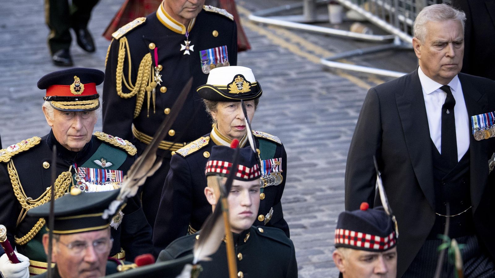 El príncipe Andrés, junto a sus hermanos Carlos y Ana.