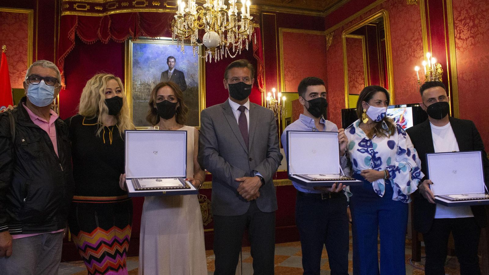 Los premiados posan junto al alcalde de Granada, Luis Salvador