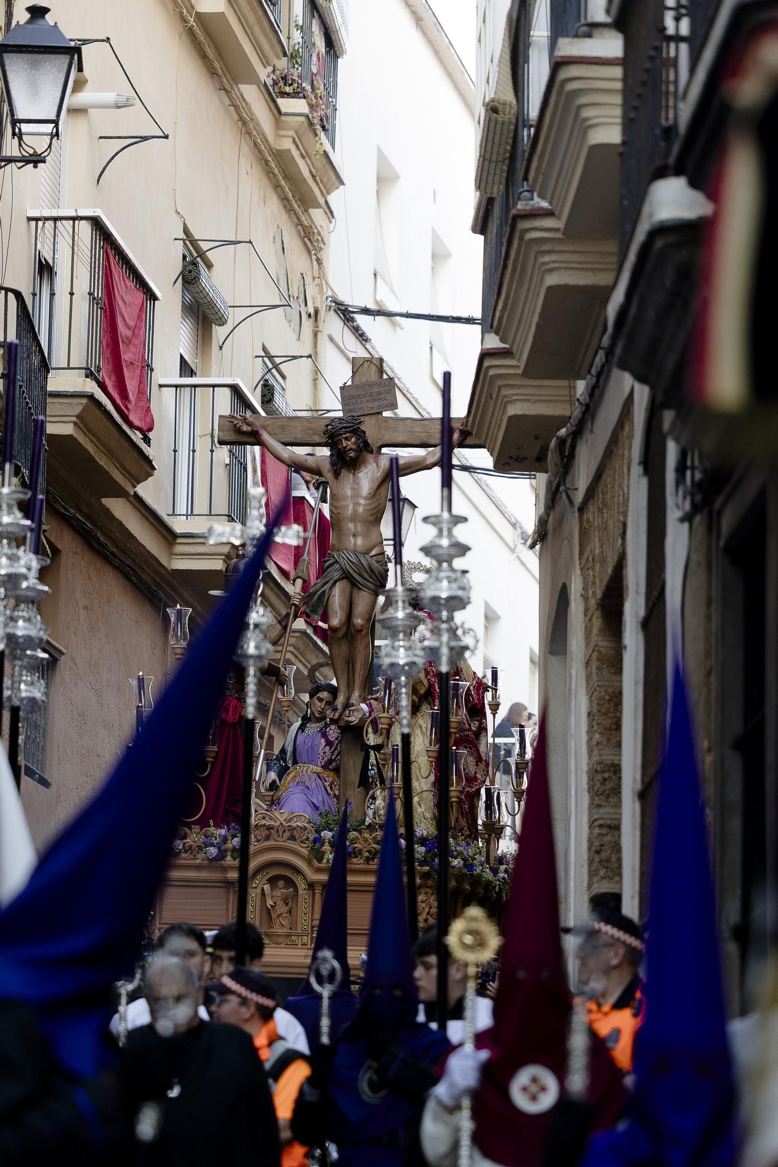 Imágenes de la salida de Siete Palabras en la Semana Santa de Cádiz 2025