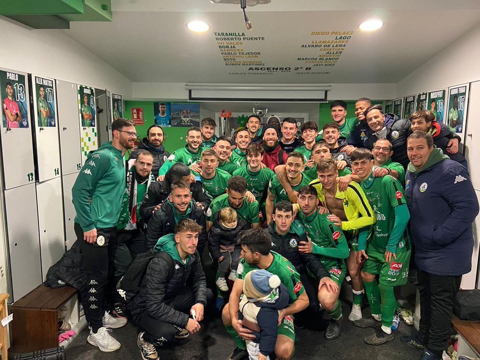 Sergio Ramos posa junto a la plantilla del Atlético Astorga