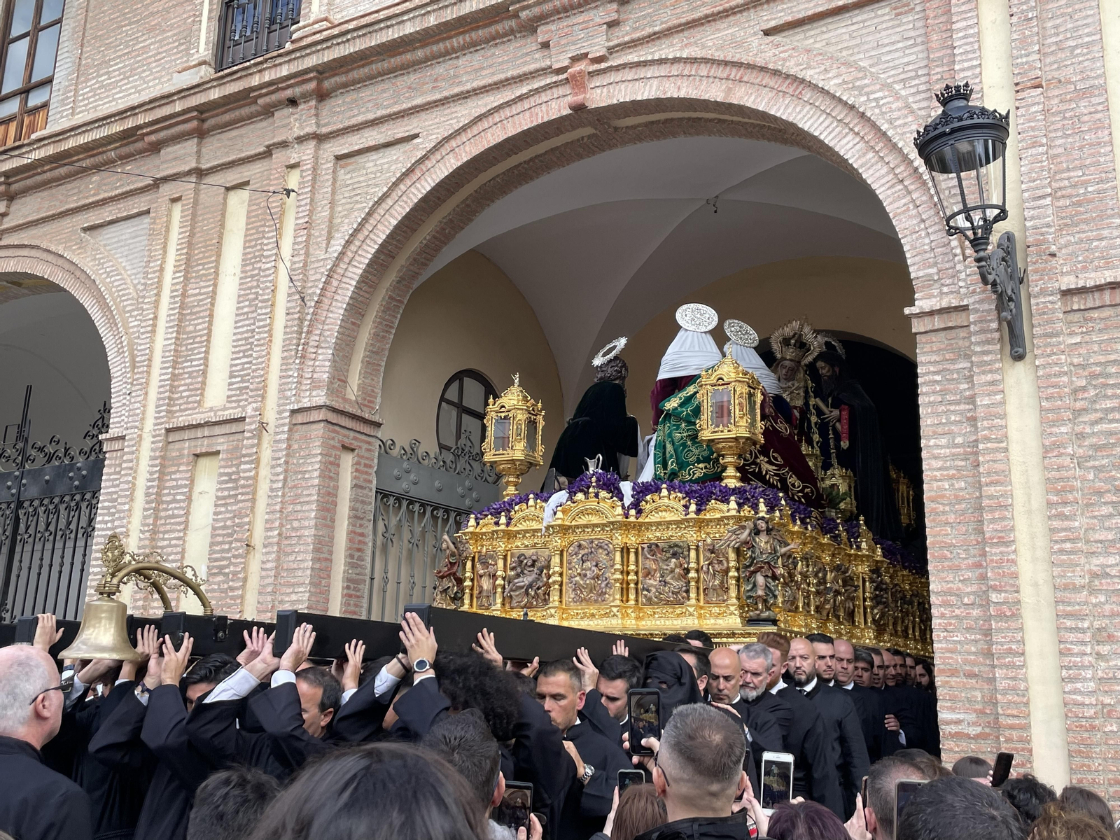 Monte Calvario en su procesión del Viernes Santo en Málaga, en fotos