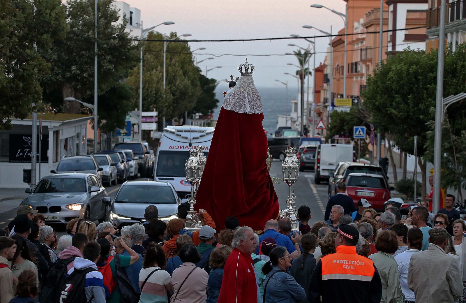 El regreso a su templo de la Virgen de la Luz de Tarifa, en imágenes
