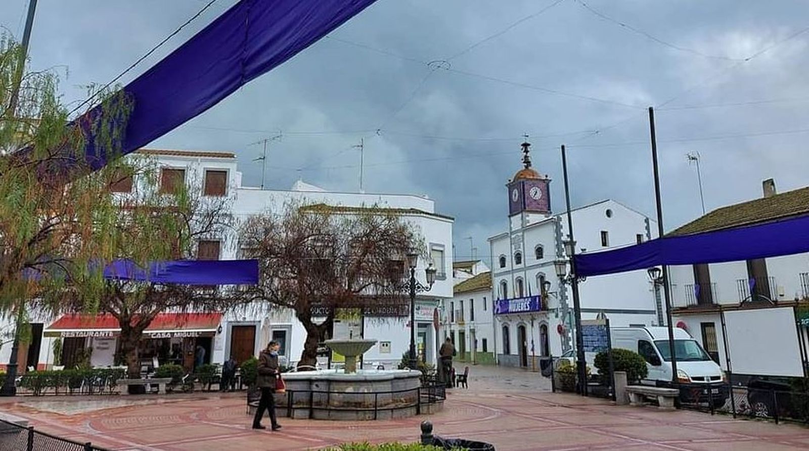Banderolas moradas en Cardeña.