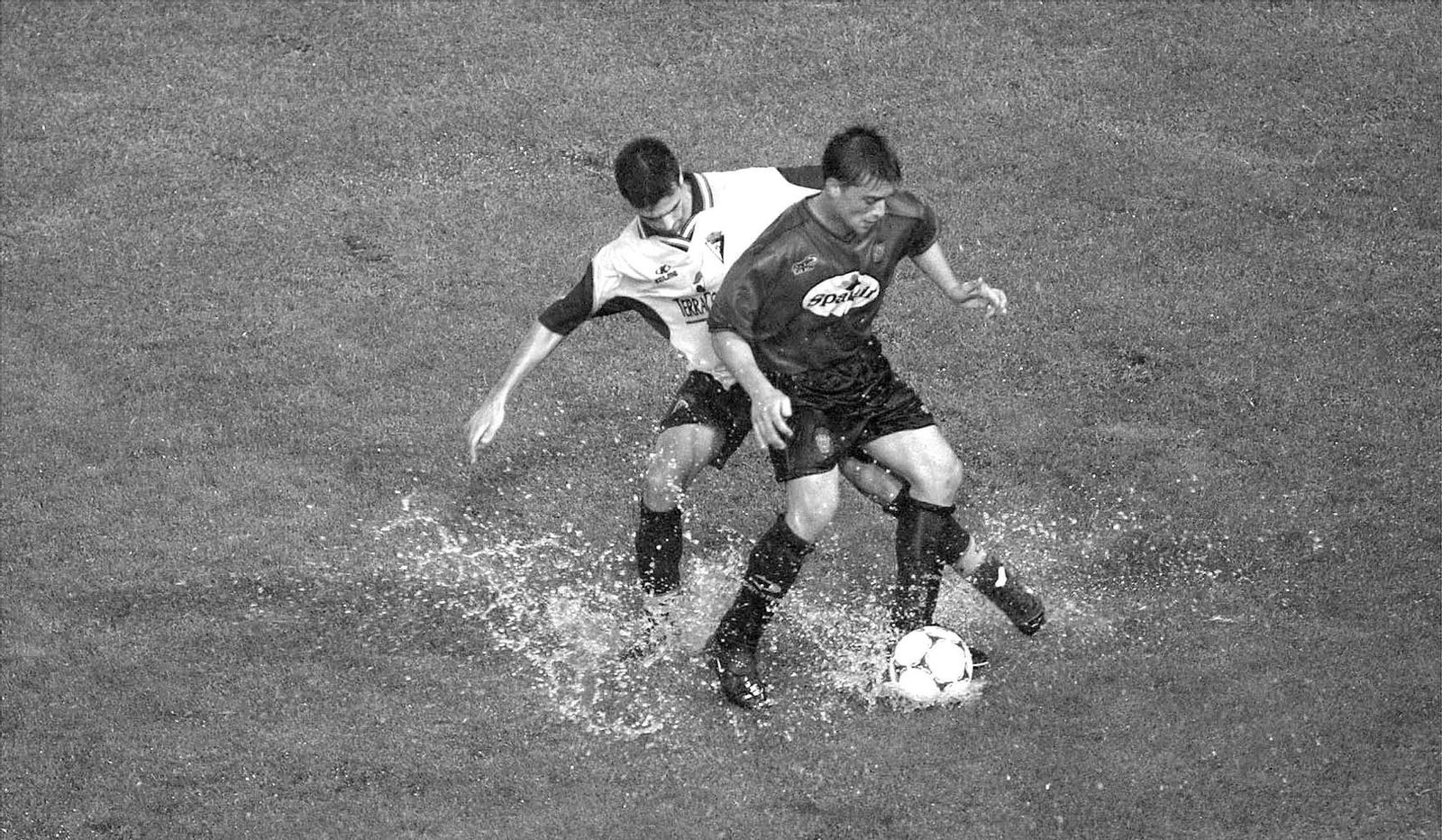 El cadista Víctor García acosa a un jugador del Mallorca B en el partido disputado en el Luis Sitjar en 2001.