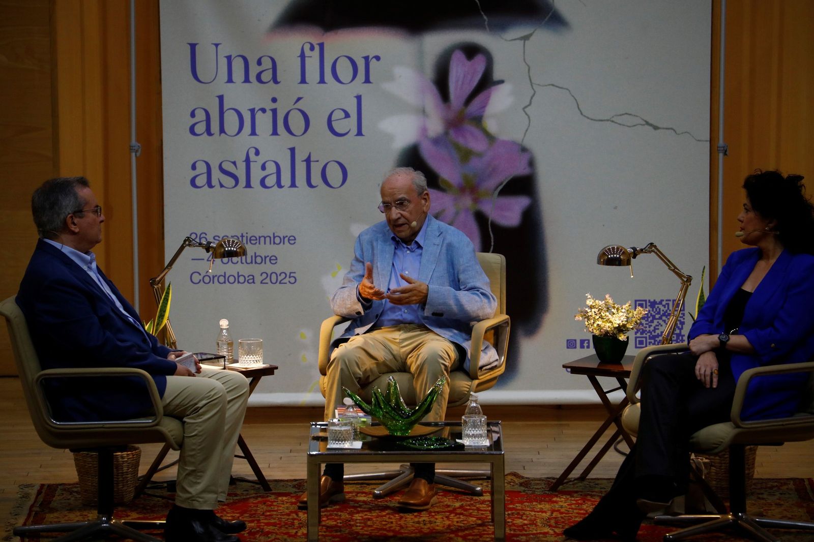 Clausura de Cosmopoética 2025 con una conversación entre Eva Díaz Pérez y Alfonso Guerra