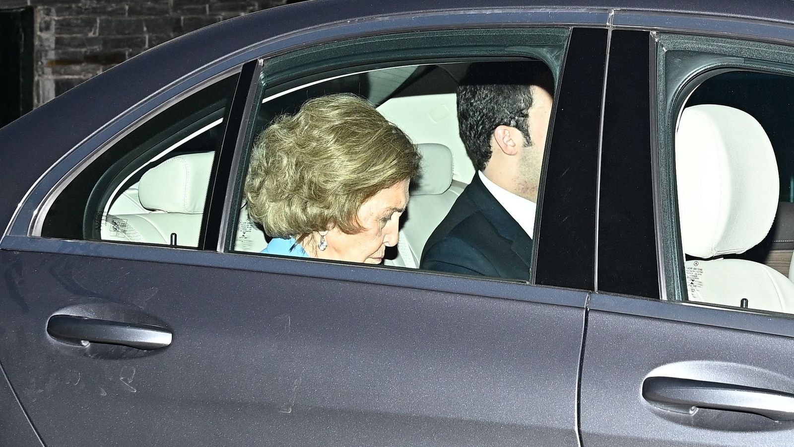 Doña Sofía abandona la boda de Martínez-Almeida acompañada de su nieto Froilán en la noche del pasado sábado