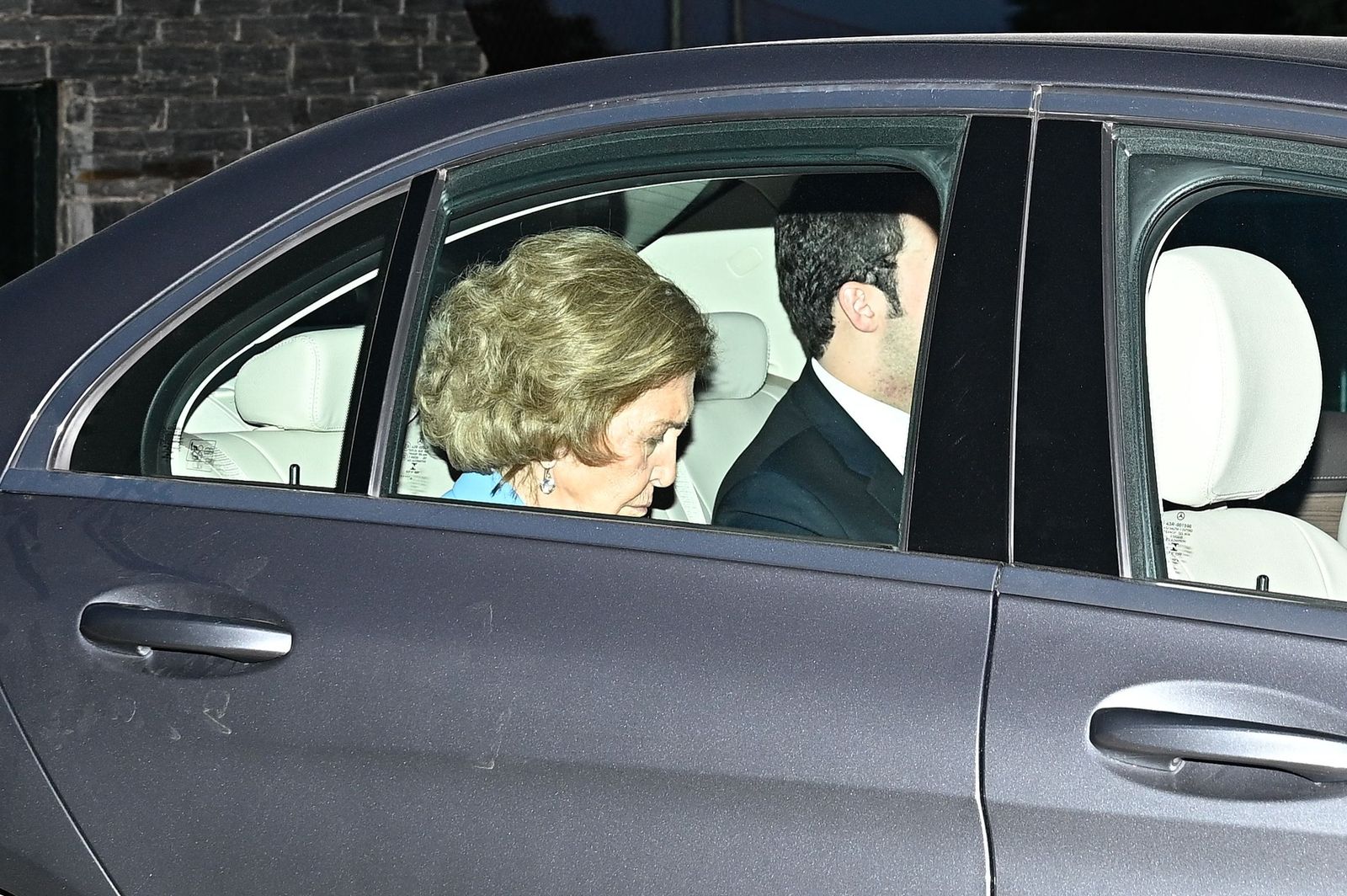 Doña Sofía abandona la boda de Martínez-Almeida acompañada de su nieto Froilán