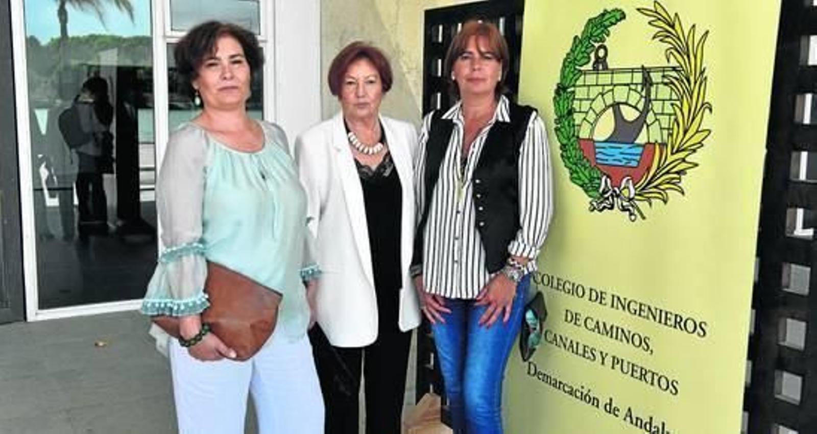 Rosa Pariente, viuda de Jacinto Pellón, entre sus hijas Ana (izquierda) y Marta Pellón Pariente, ayer al final del homenaje al ingeniero.