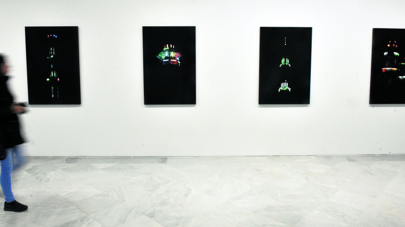 La serie sobre minaretes decorados con neones de Asunción Molinos Gordos.