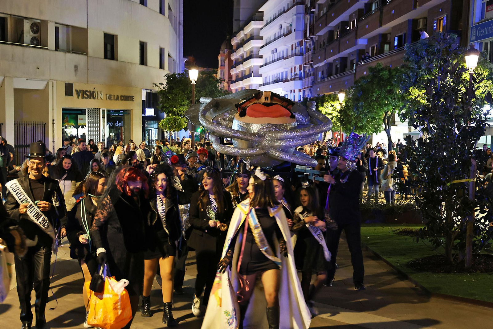 Imágenes del entierro del choco por las calles de Huelva