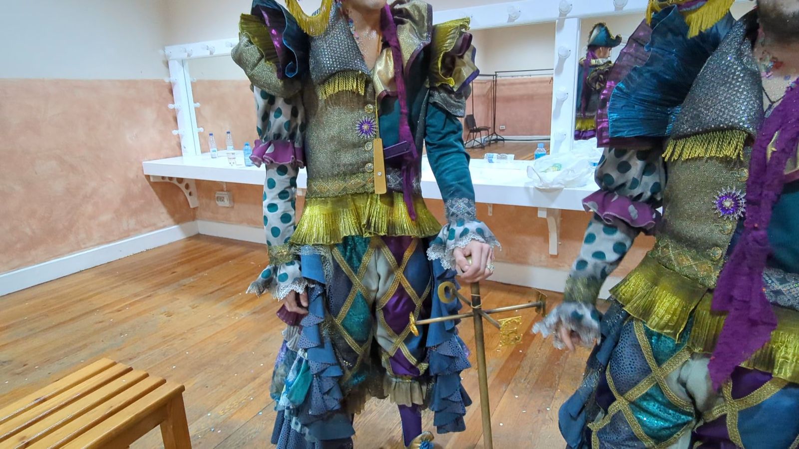 Antonio Pérez 'Piru' explica el tipo de la comparsa 'Los locos'.