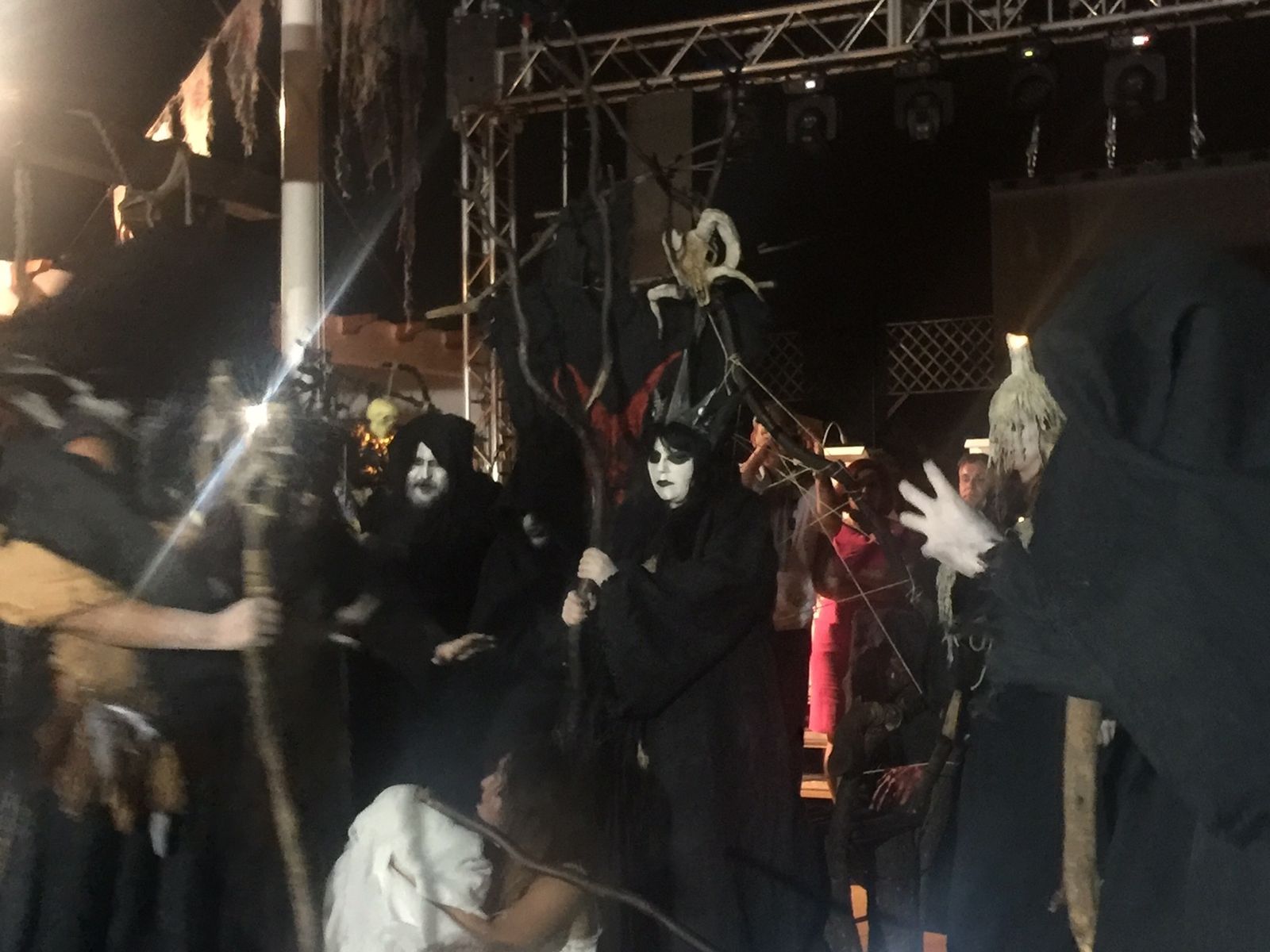 Desfiles de brujas, hechizos y aquelarres