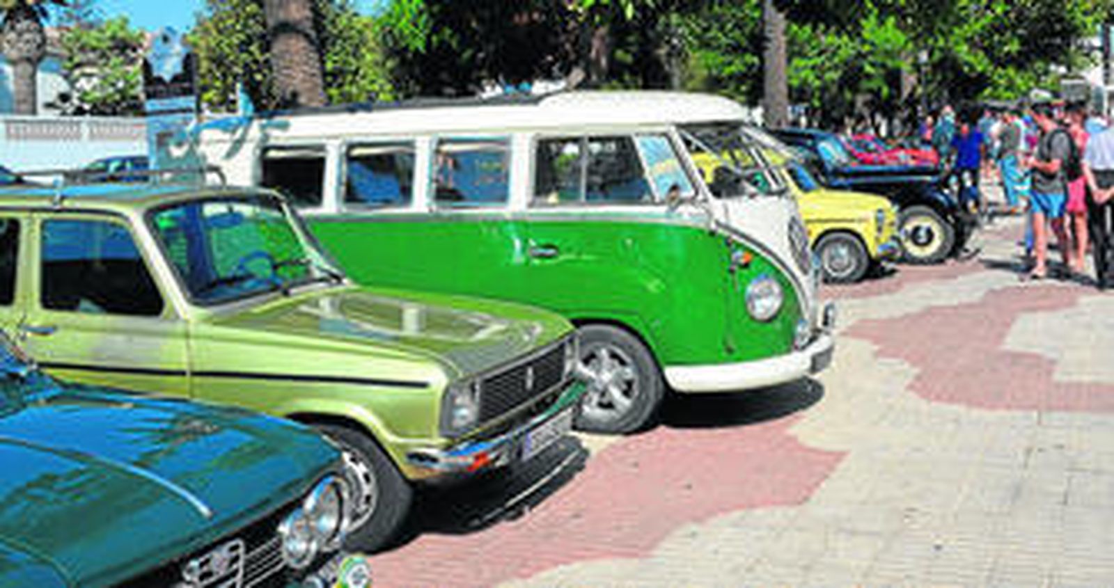 Una llamativa furgoneta Volkswagen T1 aparcada junto a un Renault 6 en la Alameda de Tarifa.
