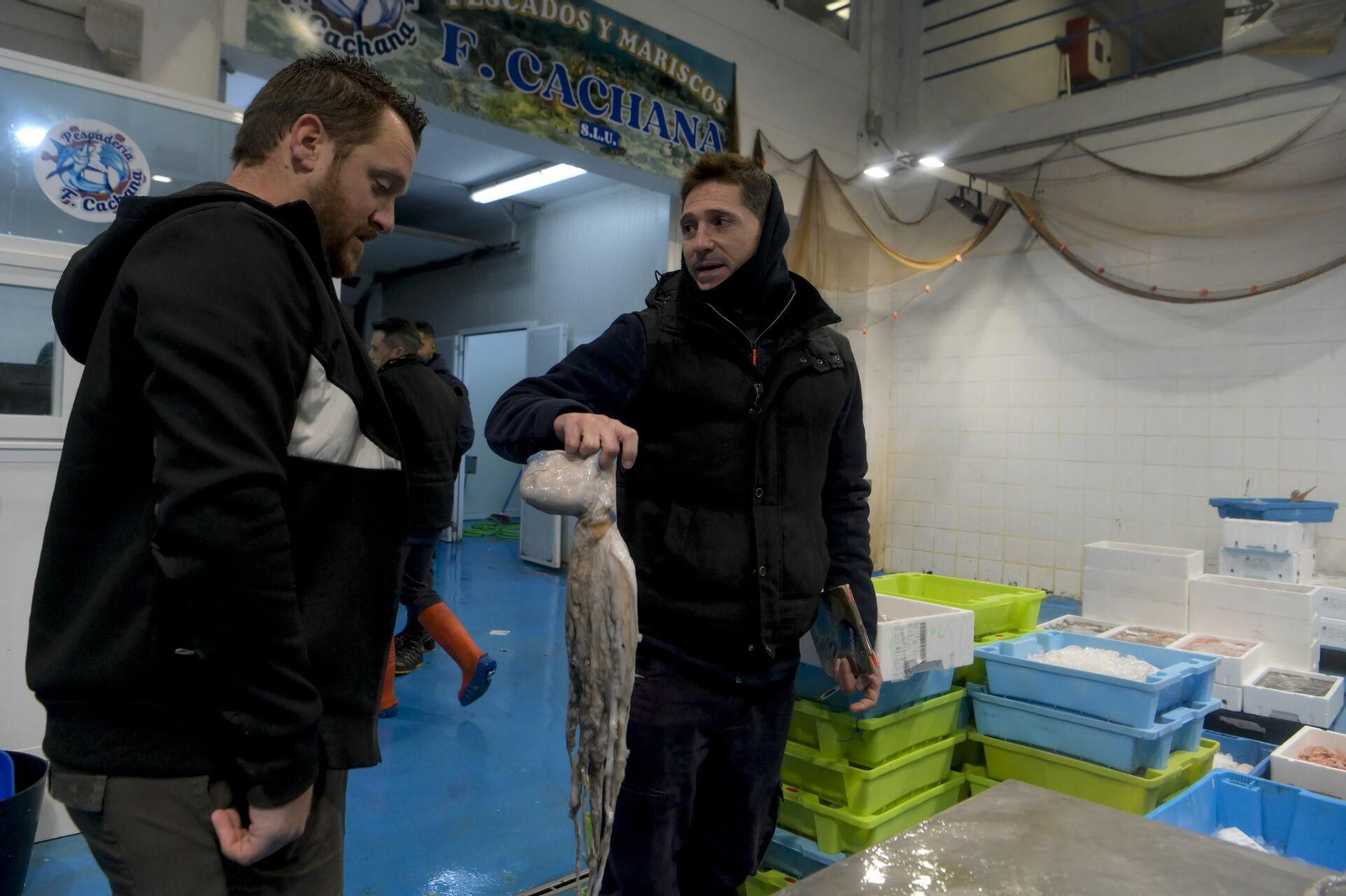 Reportaje fotográfico de la venta de pescado el día antes de Nochebuena en Mercagranada