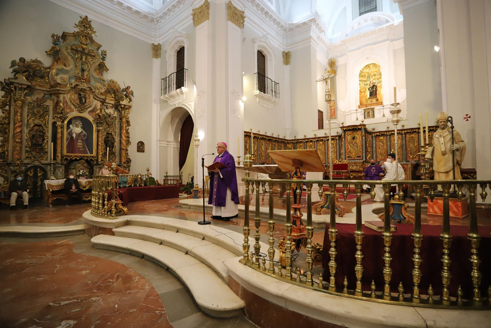 Imágenes de la imposición de cenizas en el inicio de la Cuaresma en la Catedral de Huelva