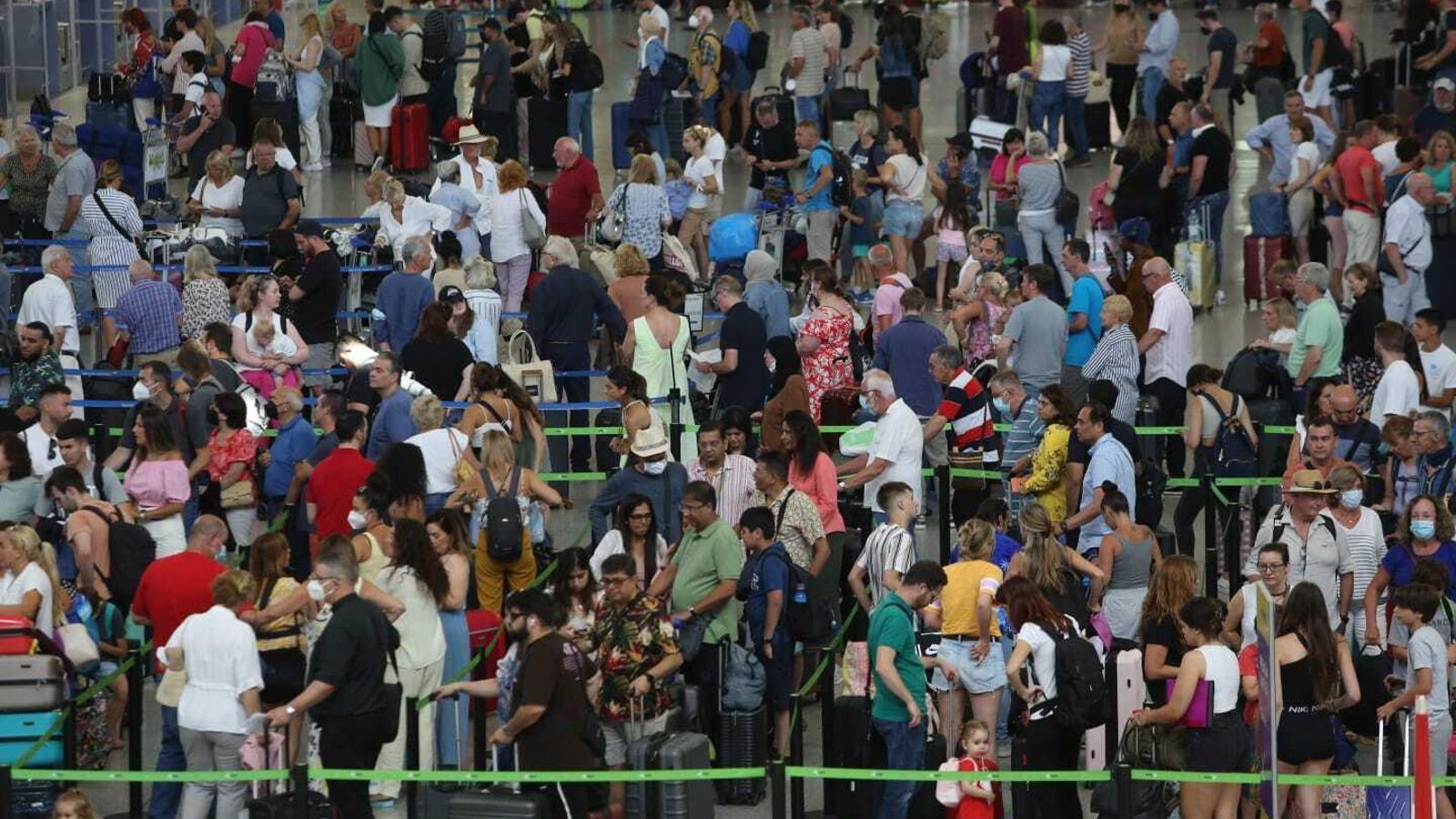Largas colas con motivo de la huelga de Ryanair en el aeropuerto de Málaga.