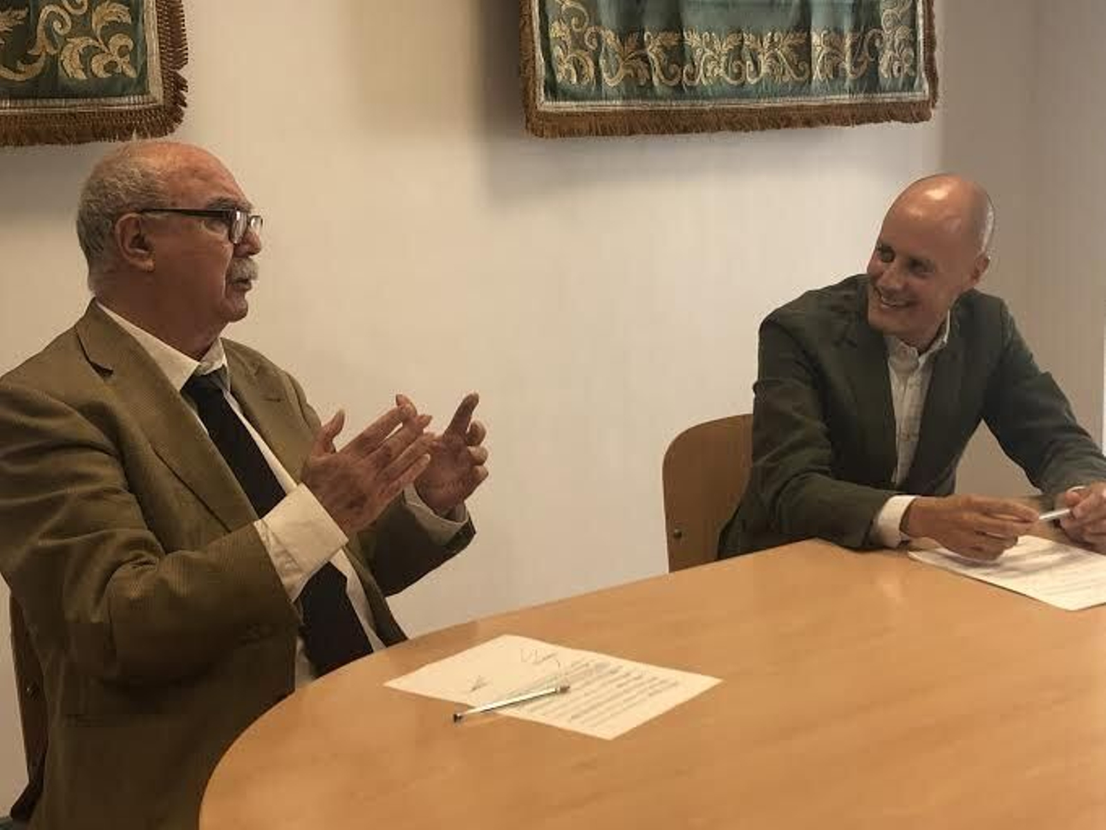 El director de GSS, David González, y el presidente de COREHU, Juan Antonio Millán durante la firma del convenio