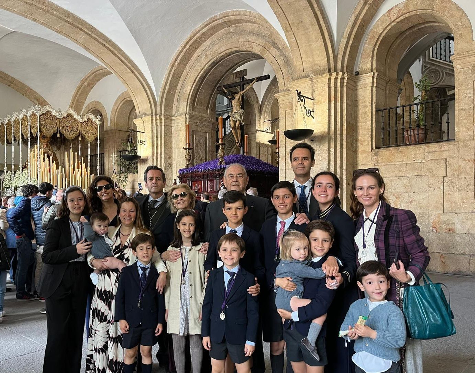 Juan Manuel Contreras junto a toda su familia ante los titulares de la Hermandad de Los Estudiantes este Martes Santo.