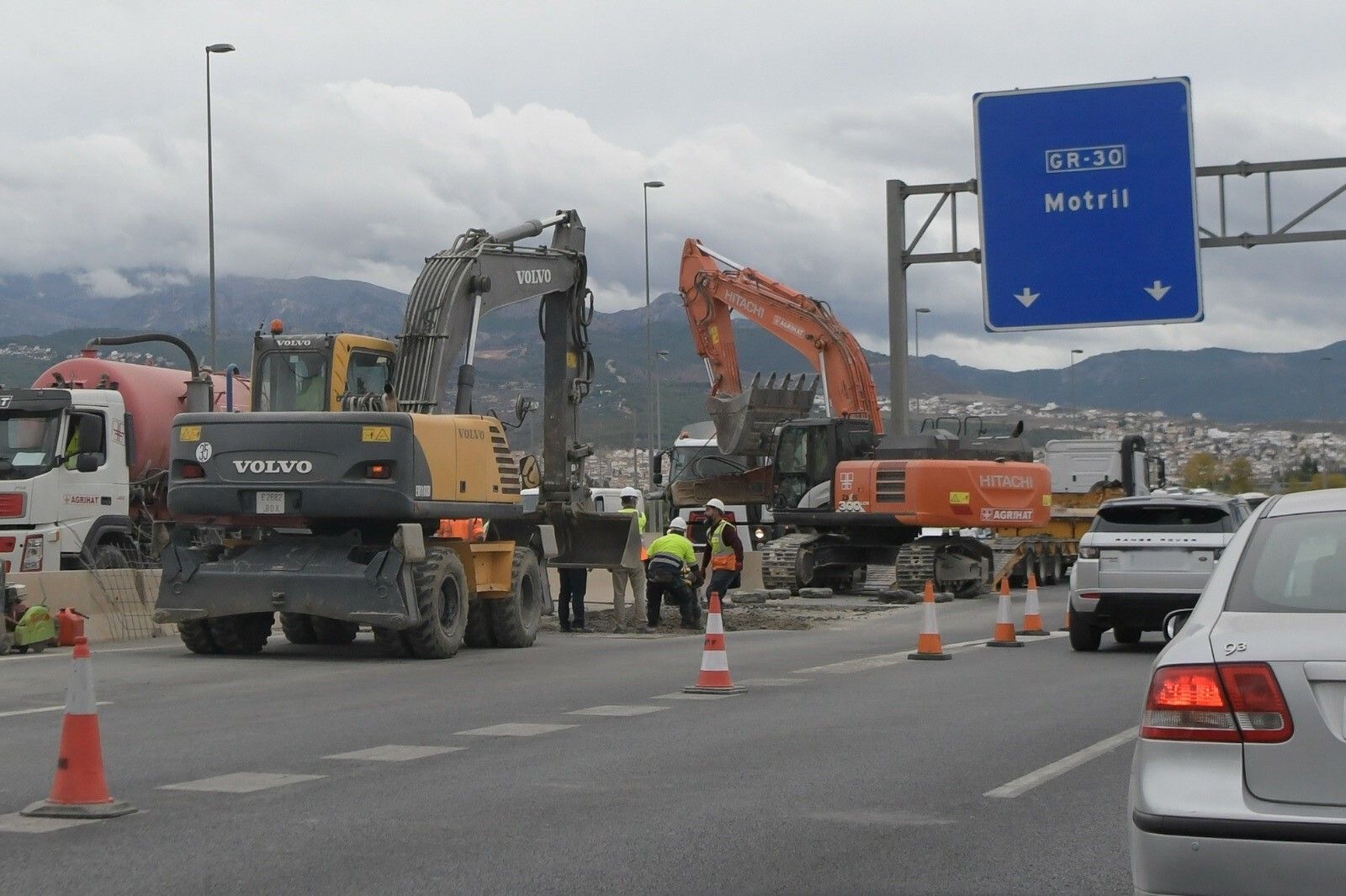 Atascos, cortes y obras en la Circunvalación de Granada para arreglar otro hundimiento al hacer el paso inferior del PTS al Nevada
