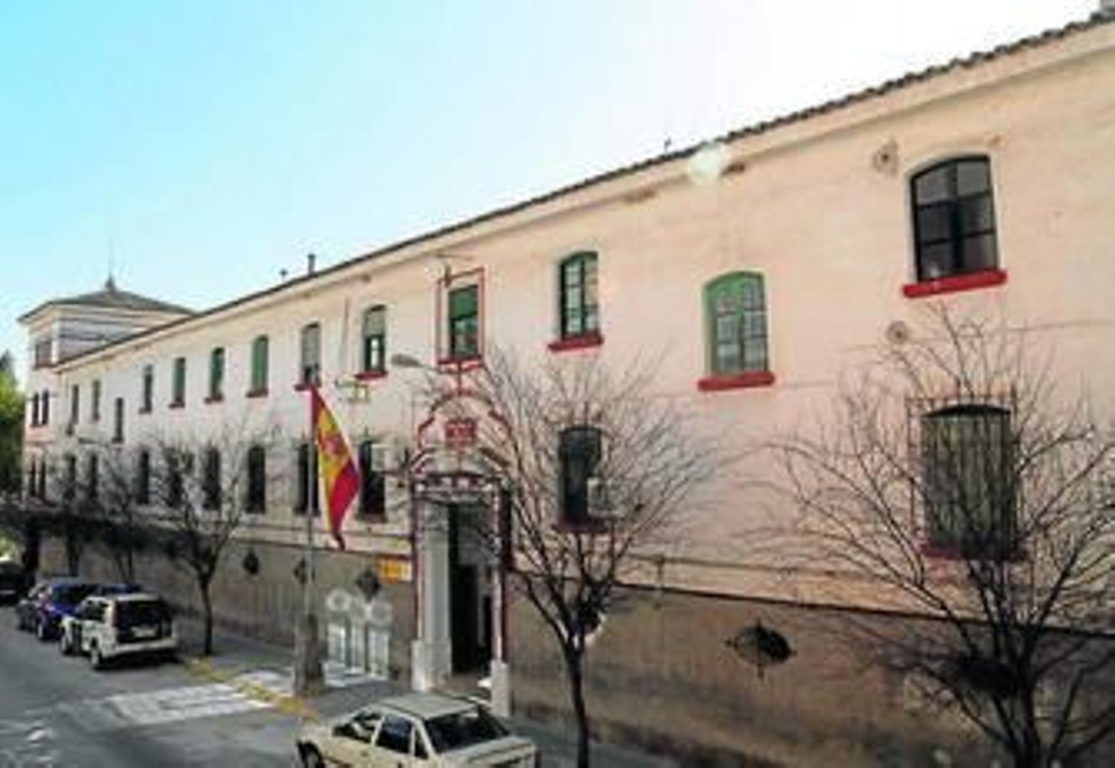 Fachada del cuartel de la Guardia Civil de Puente Genil, en la calle Miguel Romero. Fachada del cuartel de la Guardia Civil de Puente Genil, en la calle Miguel Romero.