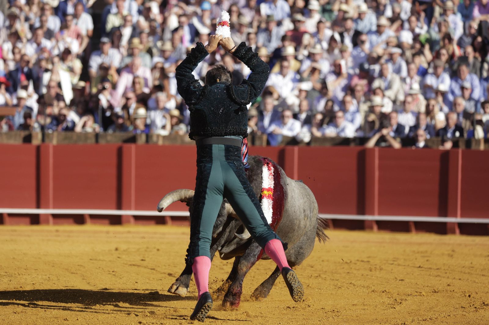 Las imágenes de la corrida de los Victorinos en la Maestranza de Sevilla