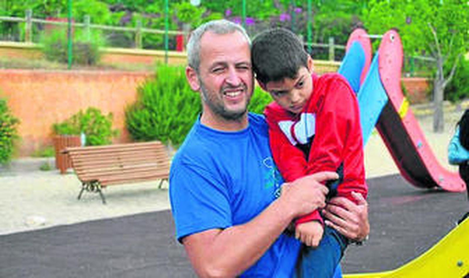 El pequeño Sergio, junto a su padre.