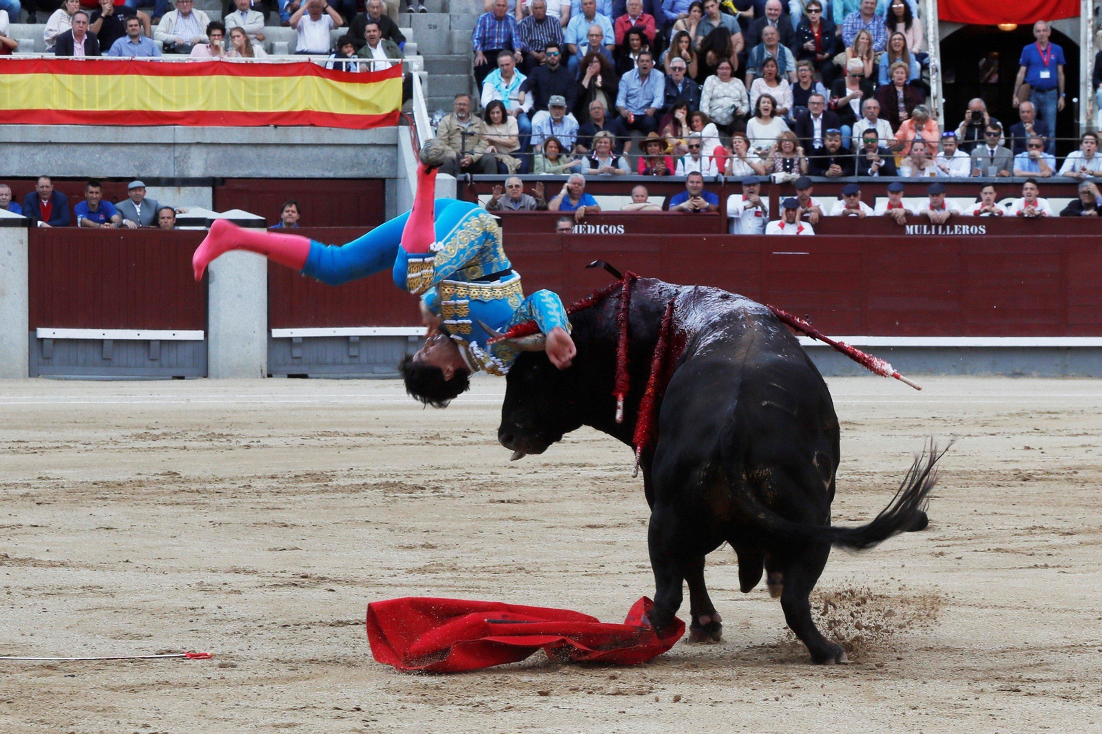 Curro Díaz sufrió una espeluznante voltereta en la faena al primer toro.