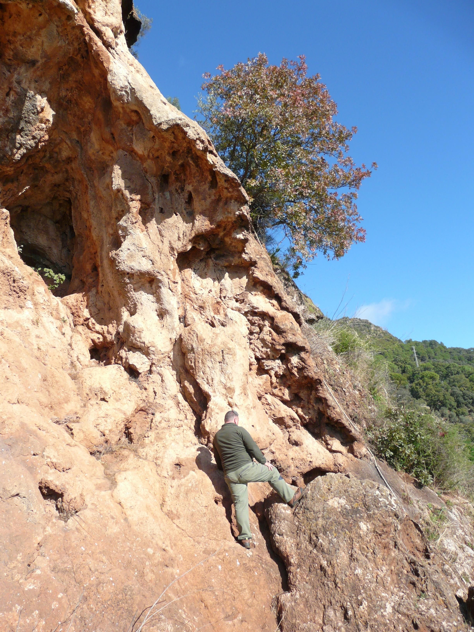 Juan Antonio Morales, junto al trozo de peña desprendido y que dejó abierta la gruta al paisaje serrano.