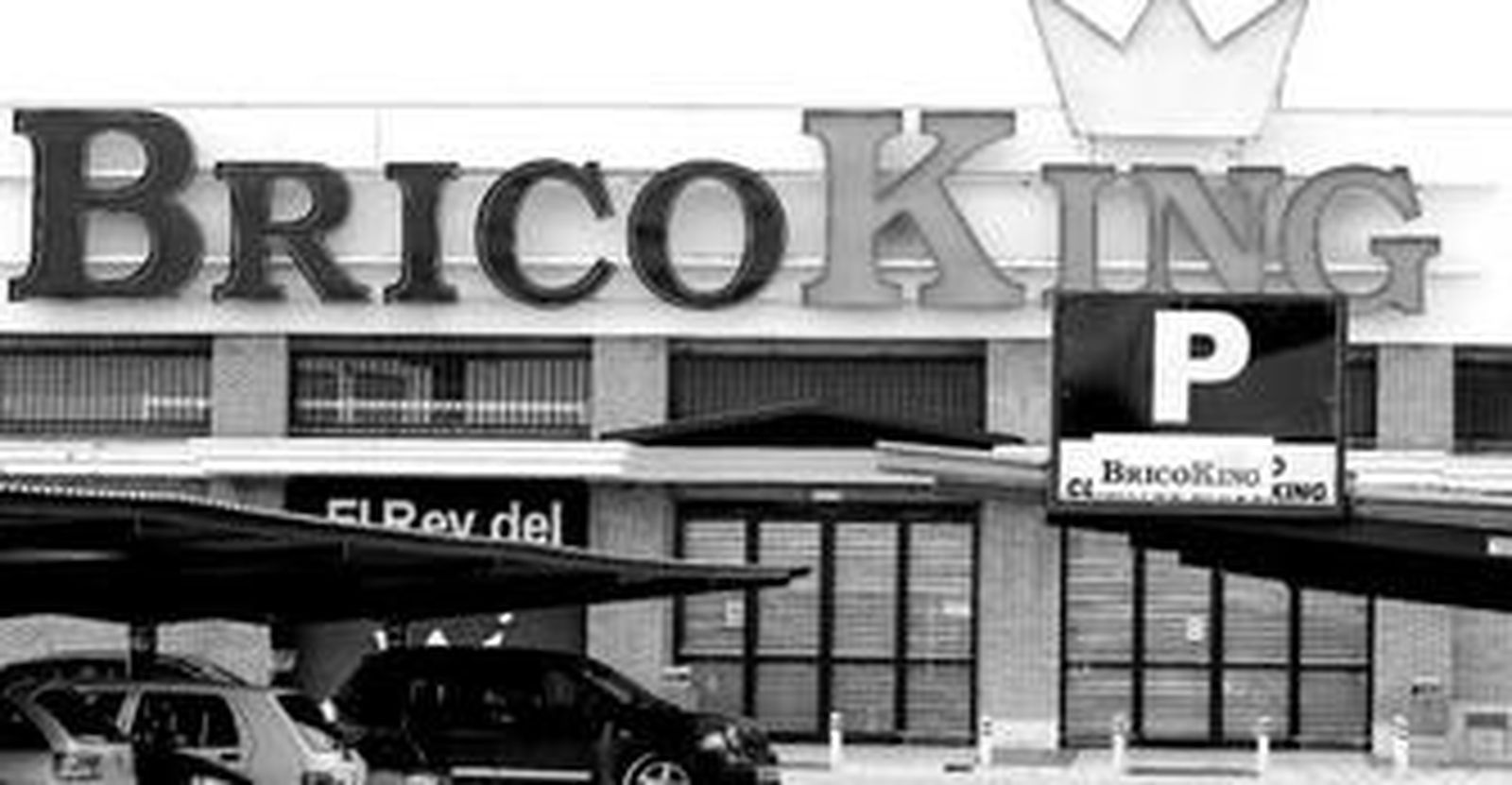 Vista de la nave comercial situada el polígono Urbisur, con sus puertas cerradas al público en la tarde de ayer.